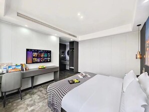 Comfort-Doppelzimmer | Schreibtisch, laptopgeeigneter Arbeitsplatz, kostenloses WLAN