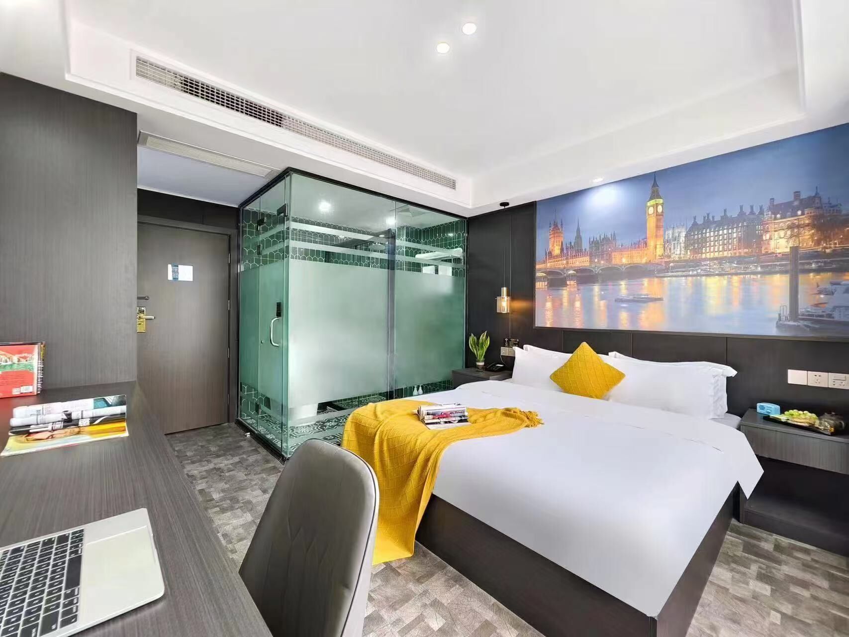 Quarto casal conforto | Escrivaninha, espaço de trabalho para notebook, Wi-Fi de cortesia