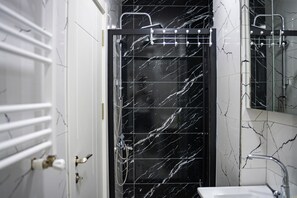 Dusche, Haartrockner, Bidet, Handtücher