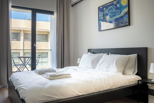 Spacious 3-bedroom apartment with WiFi, AC in charming Istanbul