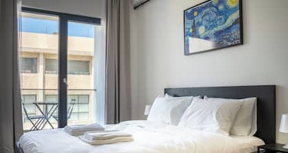 Spacious 3-bedroom apartment with WiFi, AC in charming Istanbul