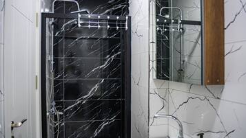 Dusche, Haartrockner, Bidet, Handtücher