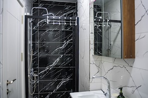 Douche, sĂšche-cheveux, bidet, serviettes fournies