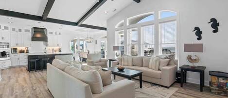 Smart-TV, Kamin, Tischfußball, Arbeitsbereiche