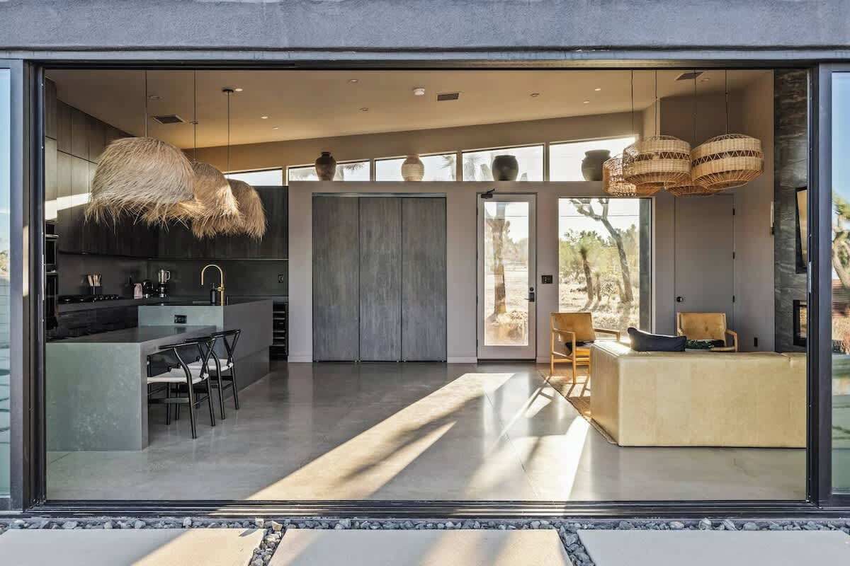 Una cocina moderna con comedor, ventanas amplias y una zona de estar con vistas.