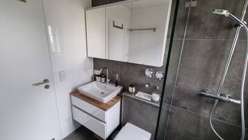 Apartment, 1 Bedroom, Smoking, Balcony | Bathroom | Toilet paper