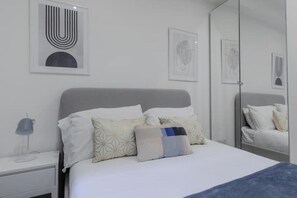 2 chambres, fer et planche à repasser, Wi-Fi, draps fournis