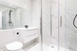 Dusche, Haartrockner, Handtücher, Seife