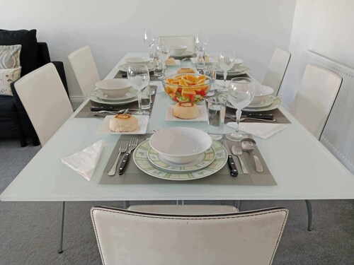 Spacious Monmouth House in Aylesbury: Ideal for Professionals and Large families