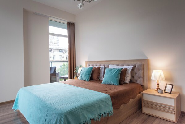 2 chambres, bureau, fer et planche à repasser, lit de bébé portatif