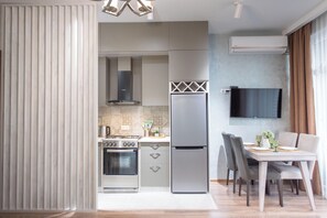 Køleskab, mikrobølgeovn, ovn, kogeplade