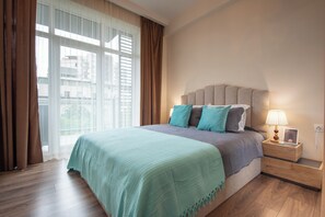 2 habitaciones, escritorio y tabla de planchar con plancha 