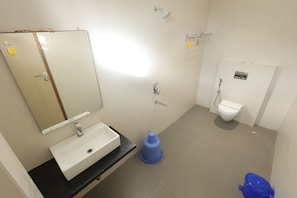 Regadera, amenidades de baño gratuitas, toallas, jabón