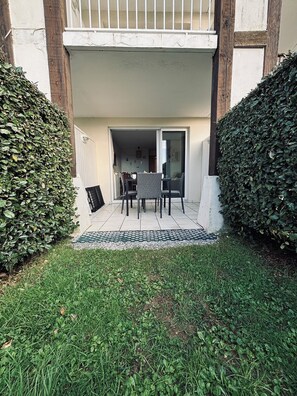 Outdoor dining - Studio cabin with direct beach access - SOUTH terrace  (Arzon)