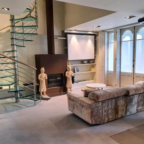 Smart TV, fireplace - Luxury duplex in the Town Hall Square. (Pamplona)