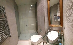 Dusche, Whirlpool, Haartrockner, Handtücher