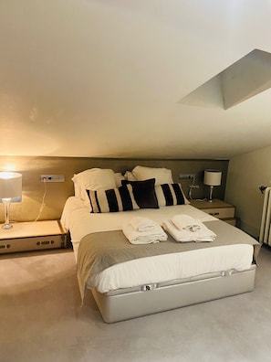 2 bedrooms, in-room safe, iron/ironing board, WiFi - Luxury duplex in the Town Hall Square. (Pamplona)