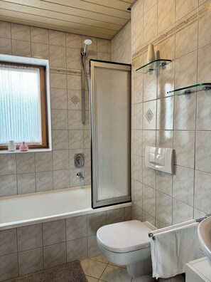 Serviettes fournies, savon, papier toilette