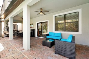 Outdoor dining - ChampionsGate Resort: Game Room w/ Pool Near Disney (Davenport)