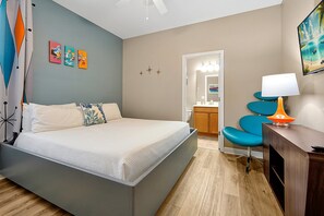 6 makuuhuonetta, työpöytä, silitysrauta/-lauta, vauvan matkasänky