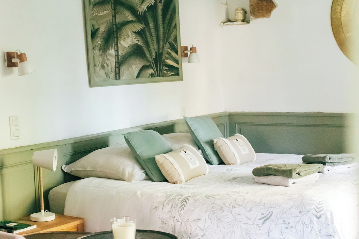 Habitación superior, 1 cama de matrimonio grande con sofá cama, vistas al jardín | Cunas gratuitas, wifi gratis, ropa de cama