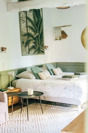 Chambre Supérieure, 1 très grand lit et 1 canapé-lit, vue jardin | Wi-Fi gratuit