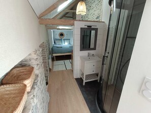 Classic Room, 1 Queen Bed, Garden View | Bathroom | Hair dryer, towels - La Seigneurie des Ondes (Saint-Benoît-des-Ondes)