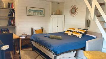 Comfort Duplex, Courtyard View | Free cribs/infant beds, free WiFi, bed sheets