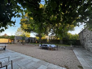 Outdoor dining - La Seigneurie des Ondes (Saint-Benoît-des-Ondes)