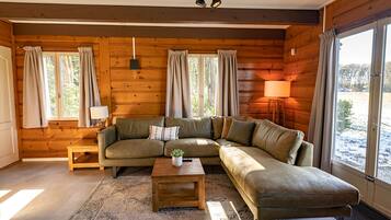 Una Smart TV, libros, un reproductor estéreo