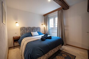 5 bedrooms, iron/ironing board, WiFi, bed sheets