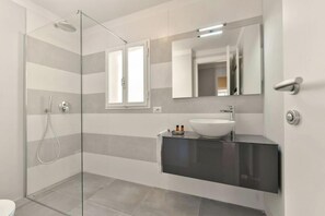 Bruser, hårtørrer, bidet, håndklæder
