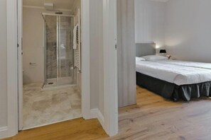 6 bedrooms, desk, iron/ironing board, free WiFi