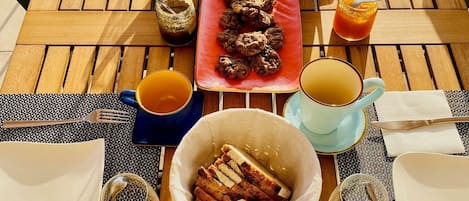 Free daily buffet breakfast