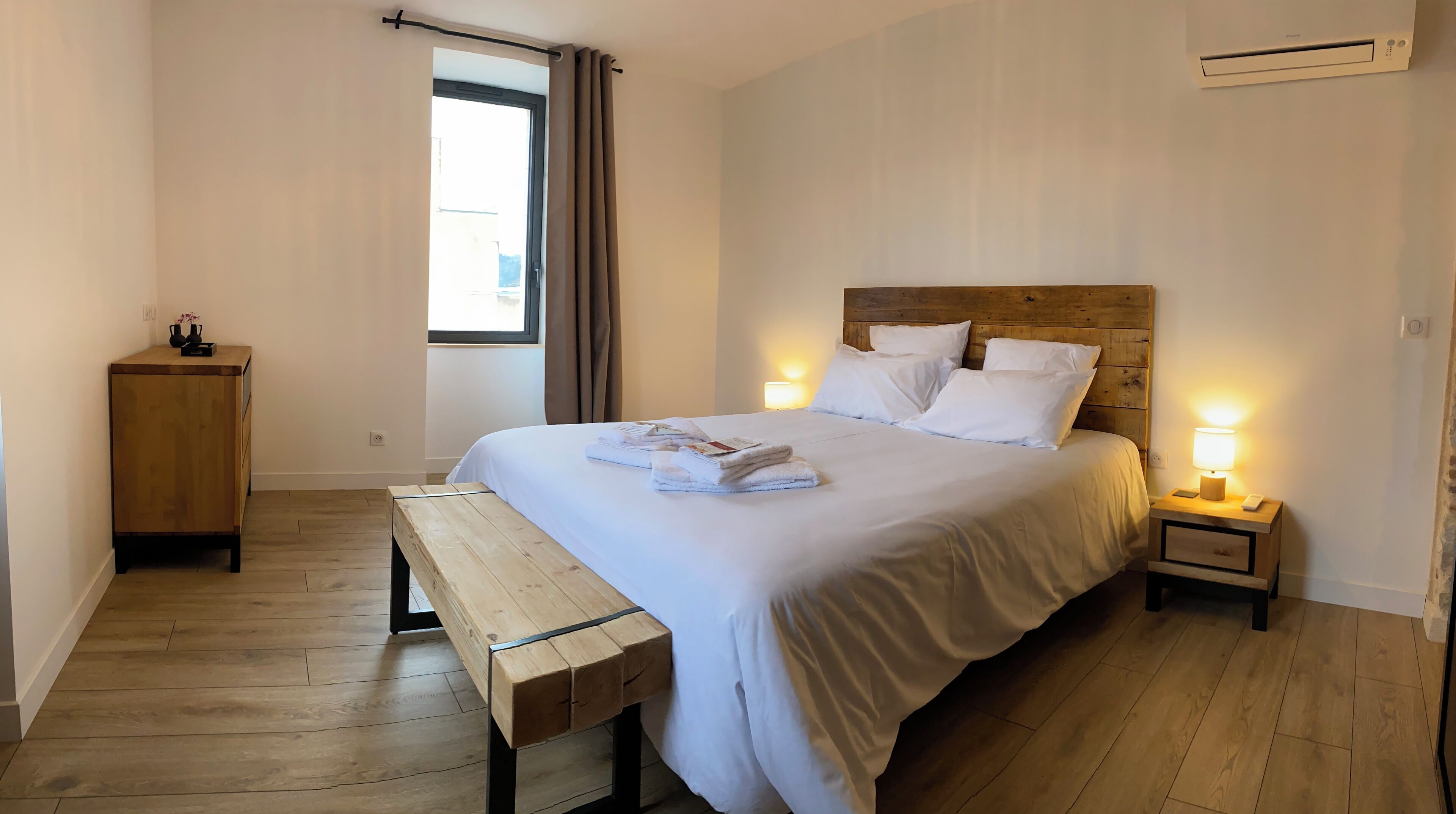 Deluxe tweepersoonskamer (Saint Etienne) | Geluiddichte muren, gratis wifi, beddengoed