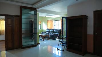 Penthouse de lujo, vista a la ciudad | Área de sala de estar | Televisión LED