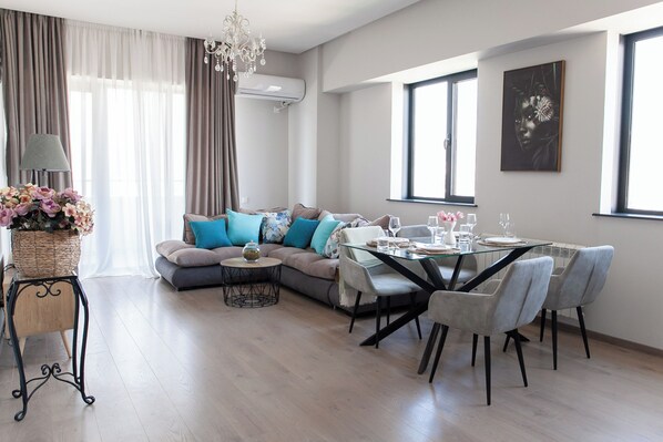 Smart TV - GG Home – Stunning 3BR on 16th Floor with Views (T'bilisi)