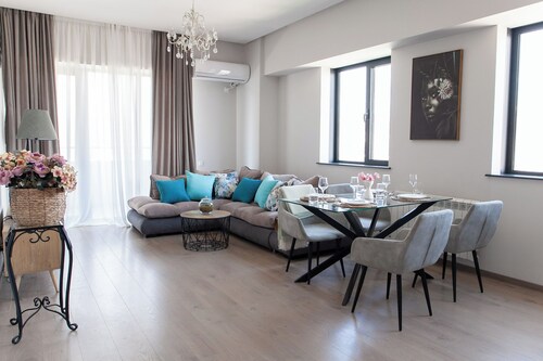 GG Home – Stunning 3BR on 16th Floor with Views