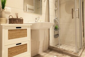 Dusche, Haartrockner, Handtücher, Seife