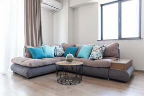 Smart TV - GG Home – Stunning 3BR on 16th Floor with Views (T'bilisi)