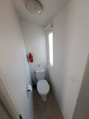 Een douche, een haardroger, handdoeken, zeep
