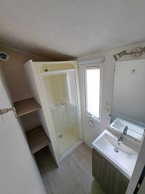 Dusj, hårføner, håndklær og såpe