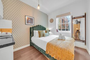 Safe på rommet, skrivebord, strykejern/-brett og reiseseng for barn