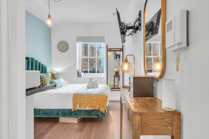 Safe på rommet, skrivebord, strykejern/-brett og reiseseng for barn