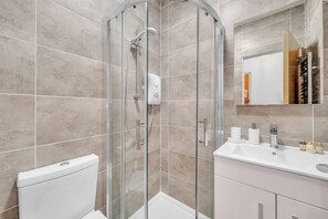 Shower, hair dryer, towels, soap - Charming Studio in Upscale Neighbourhood (London)