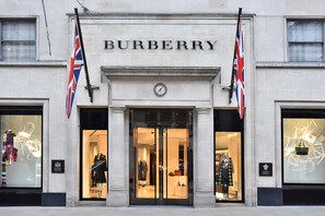 A Burberry storefront with large glass windows displaying clothing. - Albemarle Elegance III - 37as3 (London)