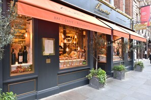 A storefront with a sign reading "Fumo" and a menu board outside. - Earlham Style - 10ts (London)