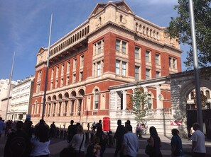 A large red brick building with arched windows and a central entrance. - Cromwell Style IV - 915pw (London)