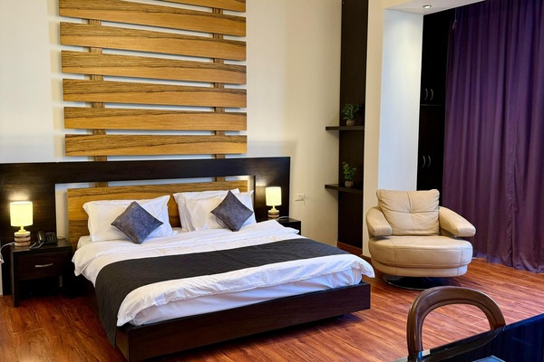 Superior-Doppelzimmer | Zimmersafe, individuell dekoriert, Schreibtisch