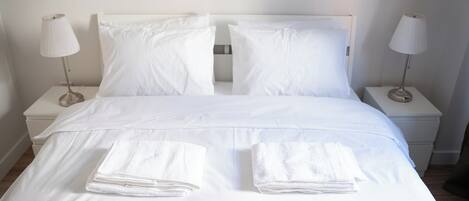 2 bedrooms, in-room safe, desk, iron/ironing board